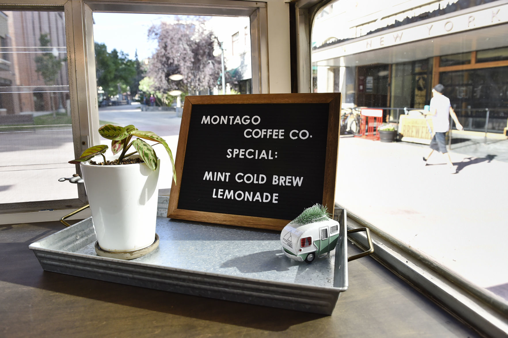 080219-ir-biz-montago-3.JPG
